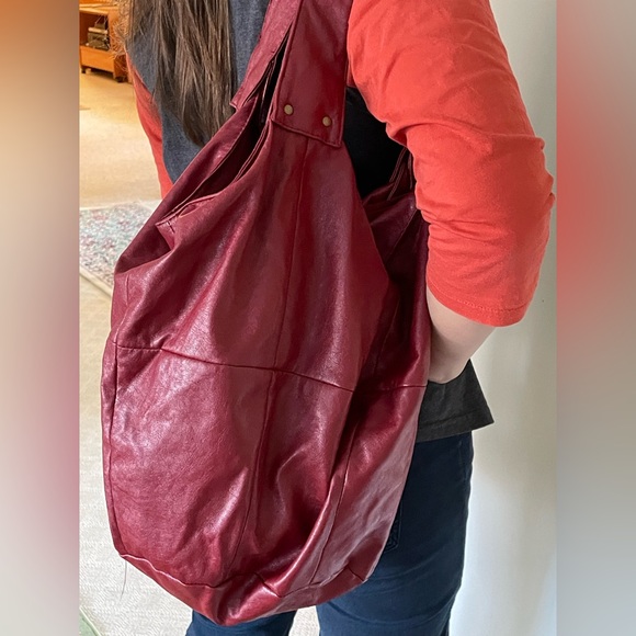 Large Faux Leather Shoulder Bag. - Picture 6 of 7